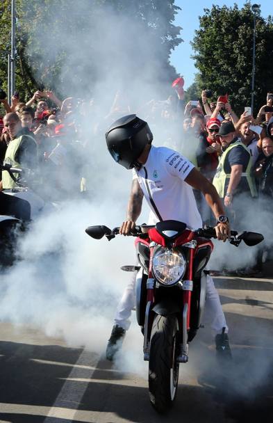 Lewis Hamilton ha regalato una bella sgommata con la MV Agusta con cui in questi giorni arriva a Monza. Getty